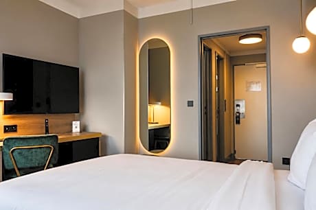 One-Bedroom Apartment with King Bed