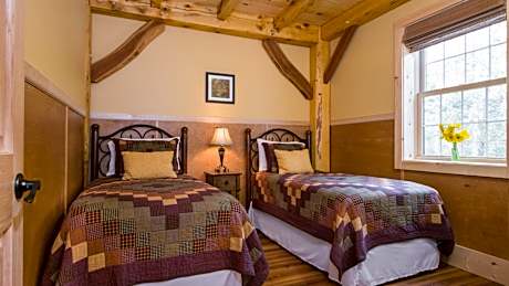 Cabin #7 - Hemlock Hideaway (Pet Friendly)