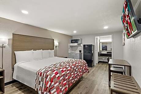 Deluxe King Room with Kitchenette Non-Smoking