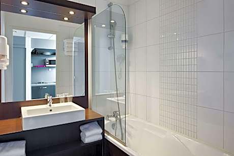 1 Queen 2 Single Beds,Non-Smoking,Family Room