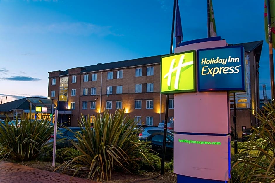 Holiday Inn Express Cardiff Bay