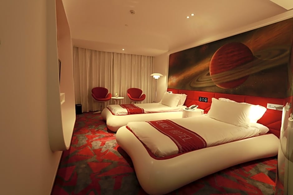 Planet Hotel