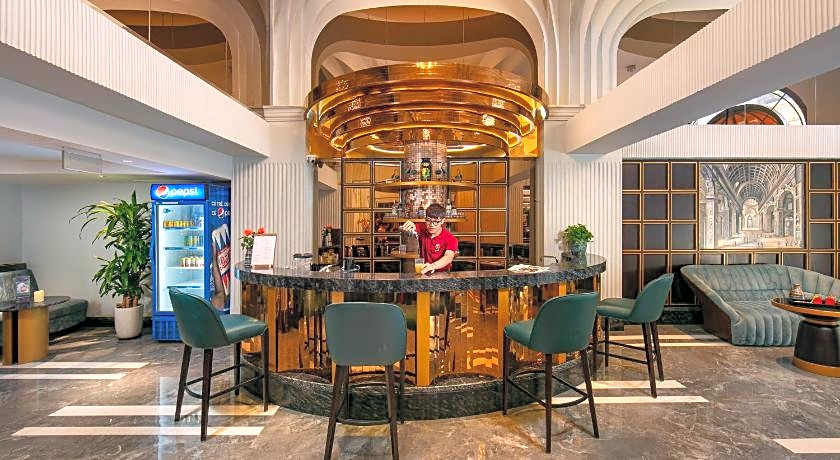 May De Ville Lakeside Hotel