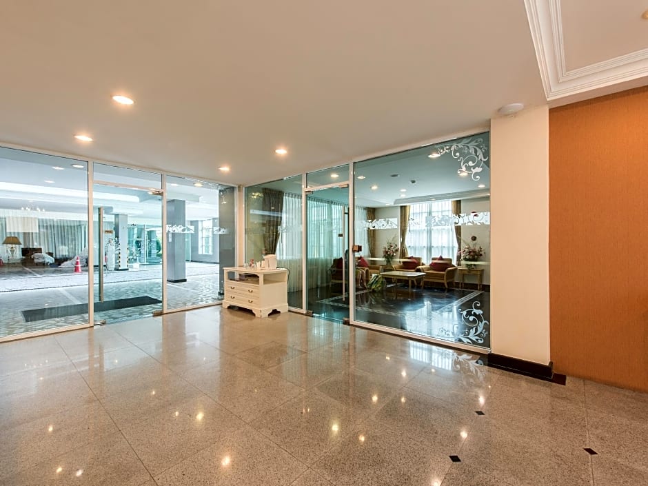 Romance Hotel Srinakarin