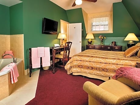 Queen Deluxe Manor Room with Whirlpool - Breakfast and Dinner Included