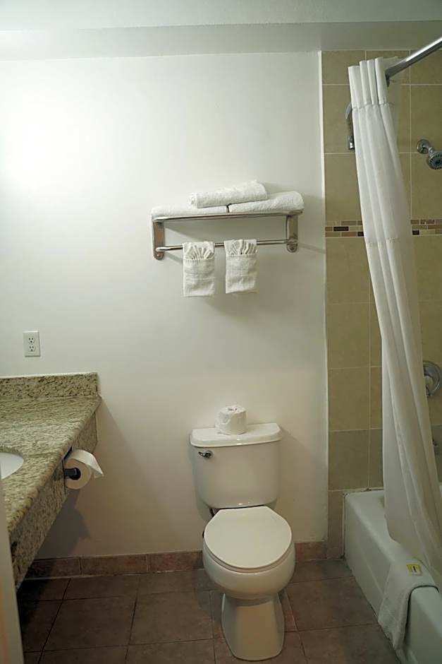 Harbor Inn & Suites