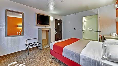 Deluxe King Room - Non-Smoking