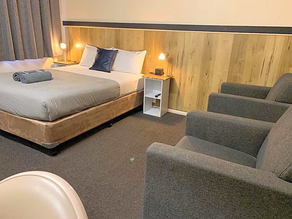 Photo 1 of 8 of Deluxe 1 Queen Bed