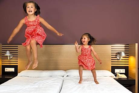 Family Room (2 Adults + 2 Children)