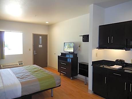 1 King Bed | Non-Smoking, Hot Tub, Kitchen