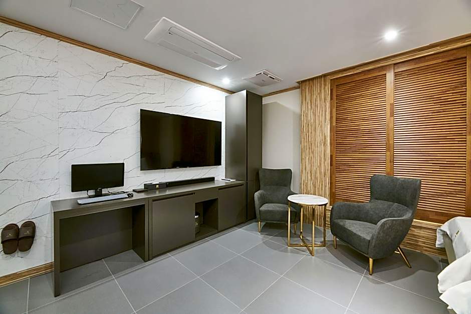 Aura Hotel