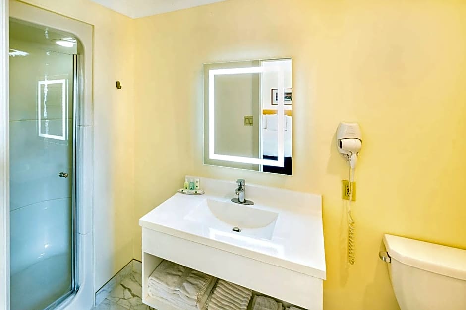 Quality Inn & Suites Garden Of The Gulf