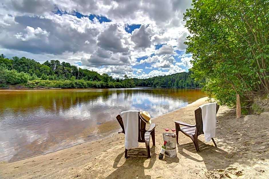 Front RIVER private BEACH 2 HOT TUBS 15 p SAUNA