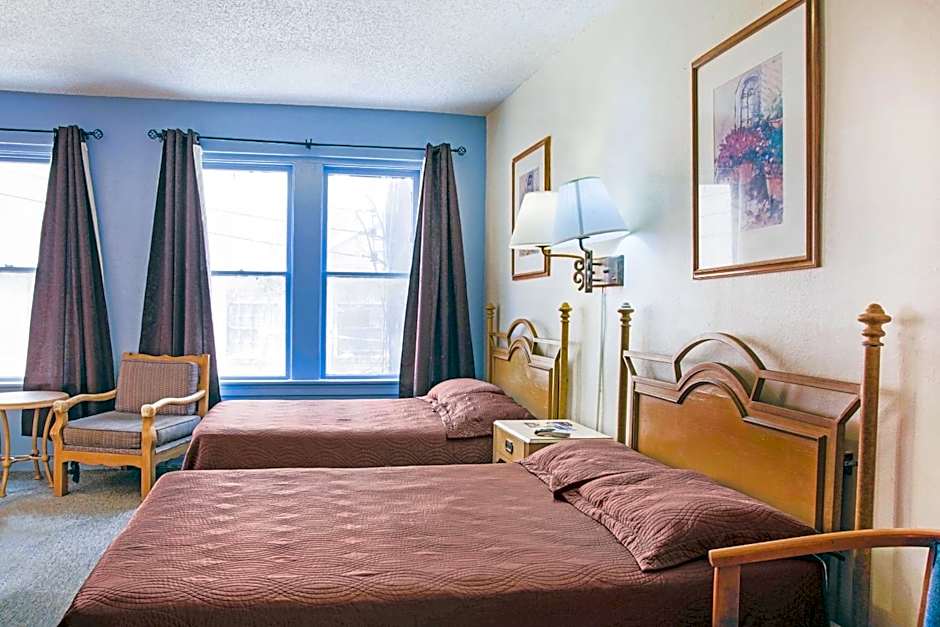 OYO Cameron Historic Hotel Brownsville I-69E