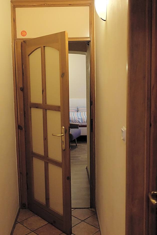 Academus Pub & Guest House