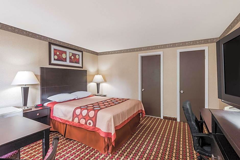 Photo 1 of 13 of 1 Queen Bed, Nonsmoking