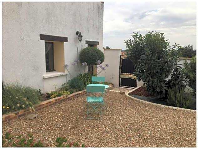 maison blanche piscine et petit déjeuner