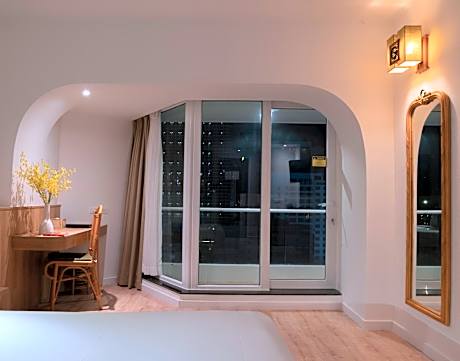 Sunset Mountain View with Balcony