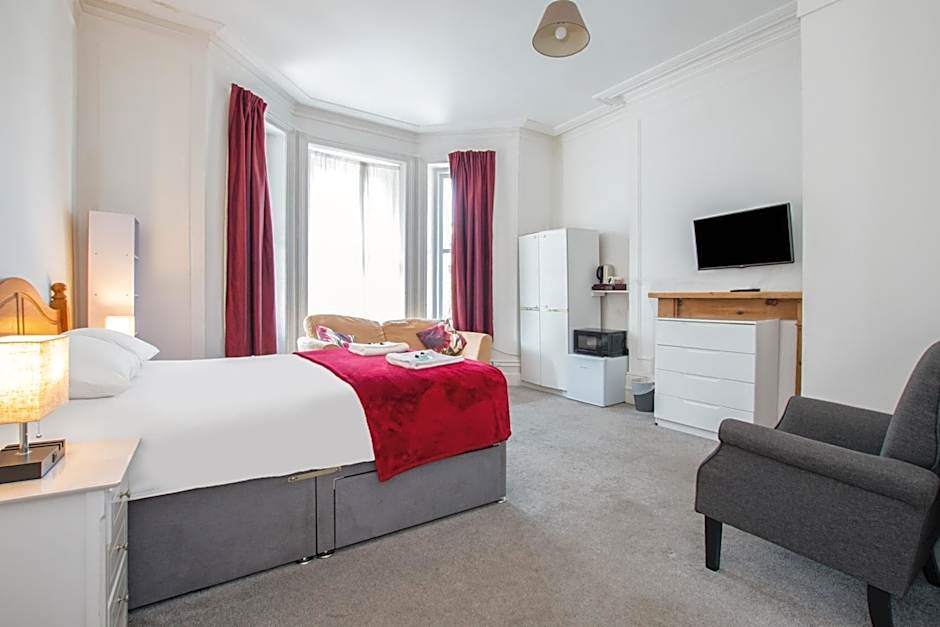 OYO The Lodge Bournemouth