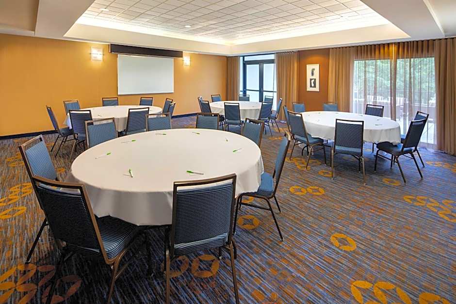 Courtyard by Marriott Grand Rapids Airport