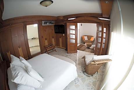 Deluxe Suite with Spa Bath