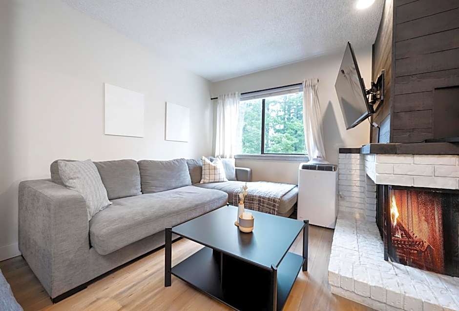 Group Stays - Large Renovated Apartment with Pool and Hot Tub