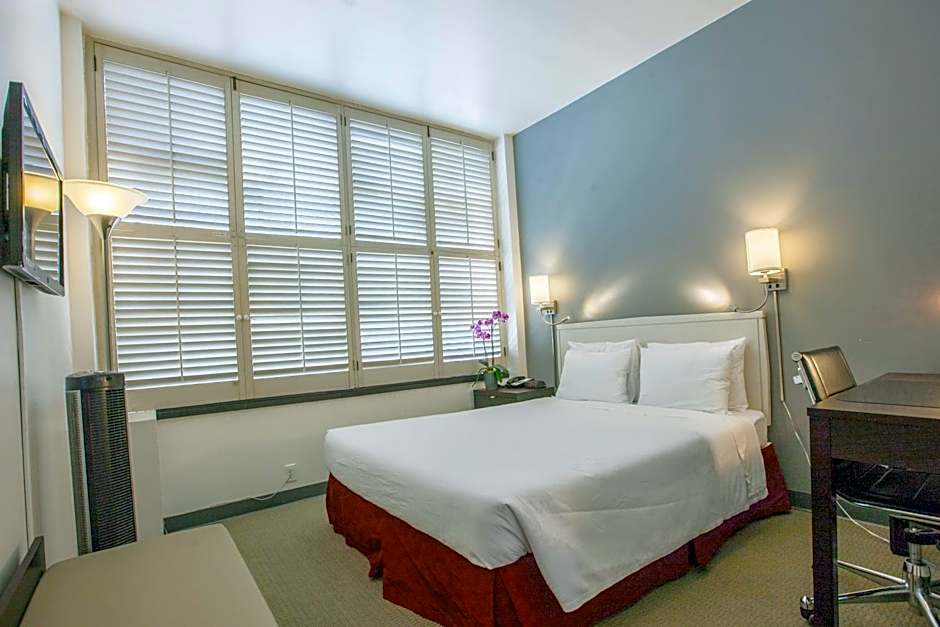 Photo 1 of 6 of Deluxe 1 Queen Bed