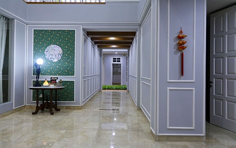 RedDoorz Premium near RS Pondok Indah La Maison