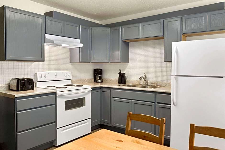 Travelodge by Wyndham Edmonton West