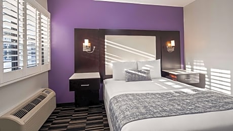 Queen Room with Bath Tub - Non-Smoking