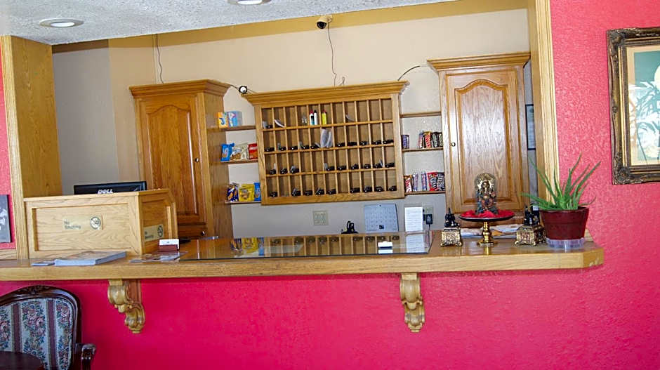 Holiday Lodge & Suites