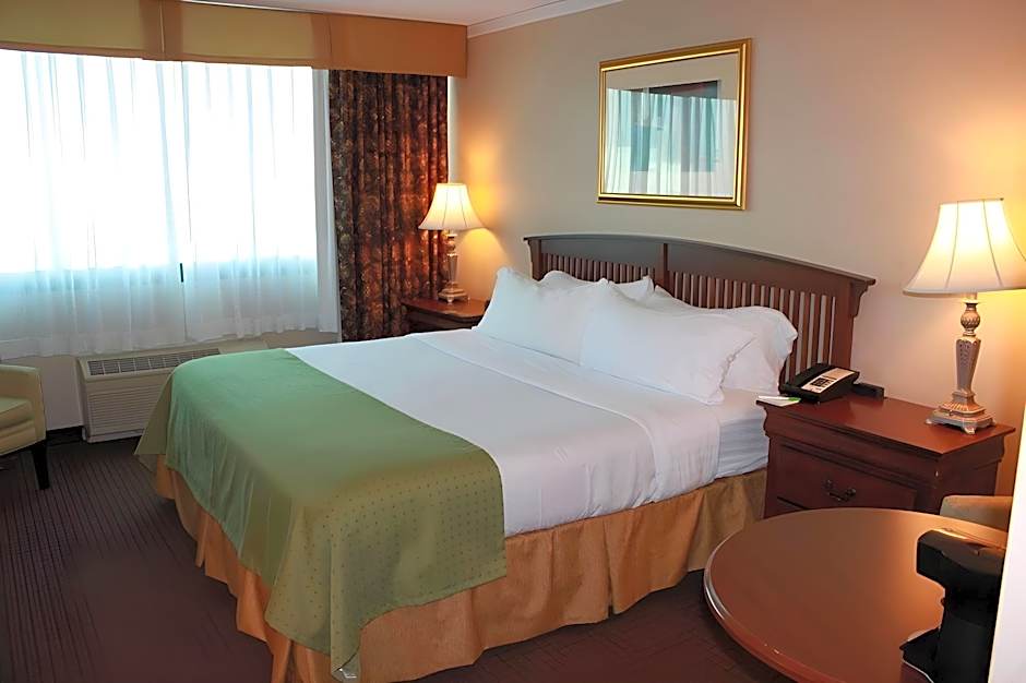 Photo 1 of 1 of 1 Queen Bed