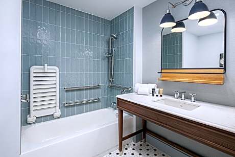 1 King Mob Access W/ Tub