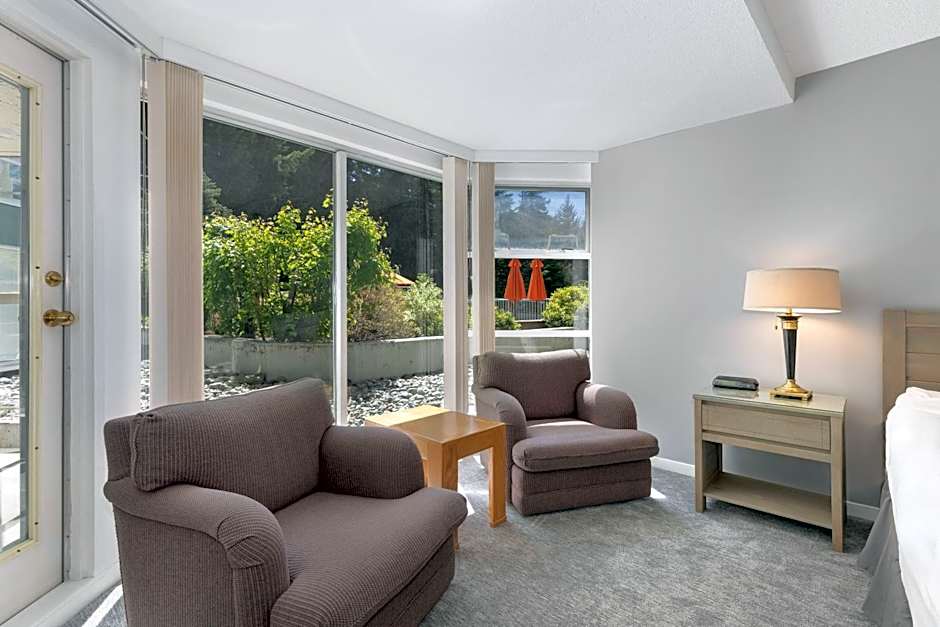 The Woodrun Lodge by Whiski Jack