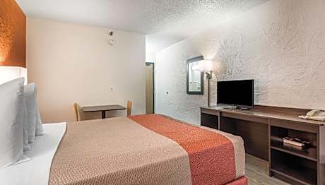 Queen Room - Disability Access - Non-Smoking