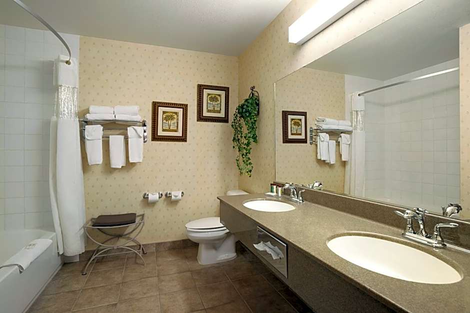 Ramada by Wyndham Clairmont/Grande Prairie