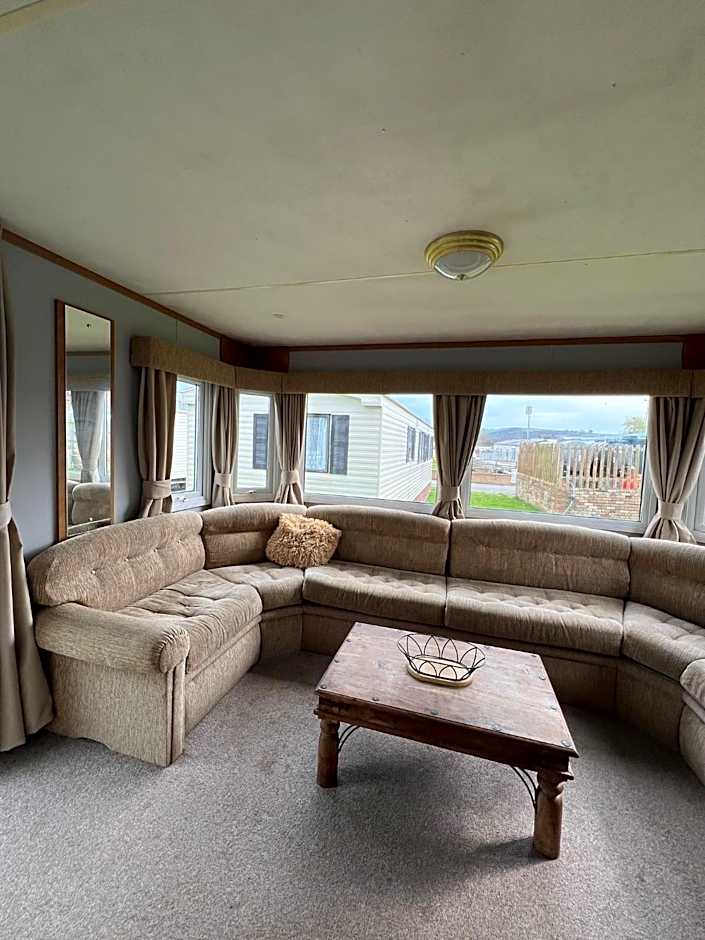 Beautiful 2 bedroomed mobile home