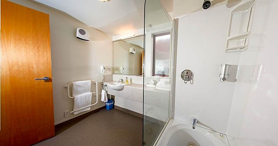 Alhambra Oaks Motor Lodge