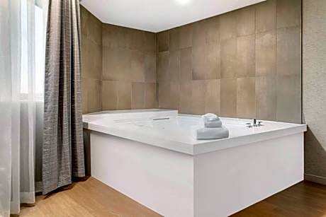 1 King Bed, 1 Room Suite, Jacuzzi
