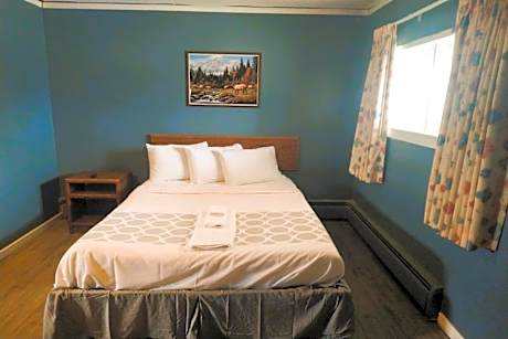 Queen Bed with Kitchenette Non-Smoking