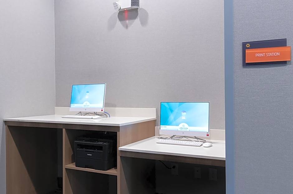 La Quinta Inn & Suites by Wyndham San Antonio Seaworld LAFB