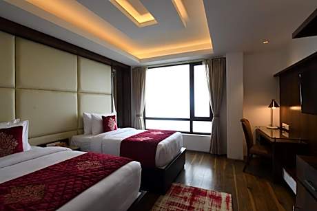 Deluxe Twin Room with Mobility Access and Valley View