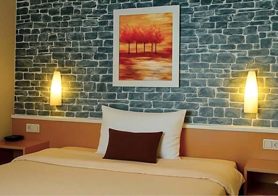 Hotel Stadt Hamburg am Fluss Saarbrücken by Klassen Stay