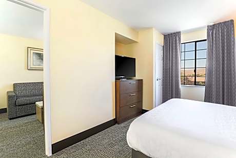 1 Qn 1 Bdrm Ste Comm Mobil Acc Tub