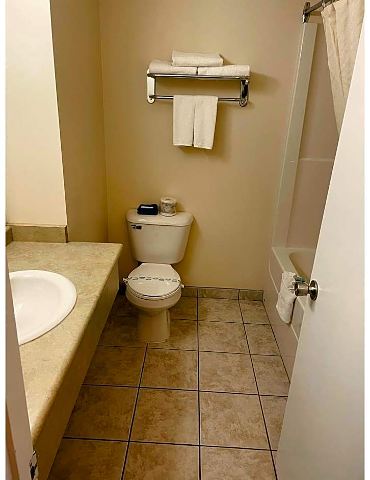 Aurora Park Inn & Suites