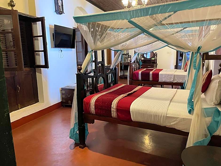Dhow Palace Hotel