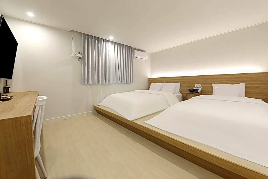 From H Dongbaek Hotel by Kwon Geoje Gohyeon