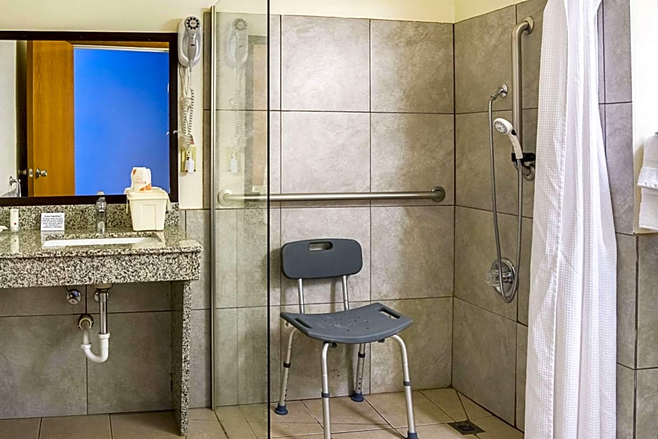 Quality Inn & Suites Clackamas - Portland