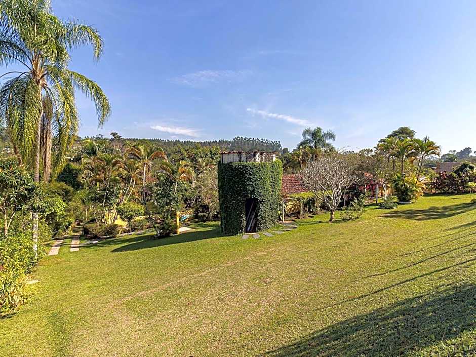Piscina, jardim, área gourmet e vista arborizada