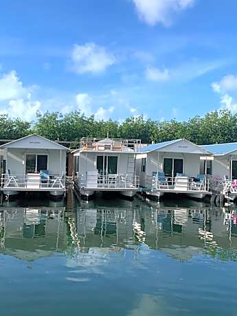 Aqua Lodges At Hurricane Hole Marina